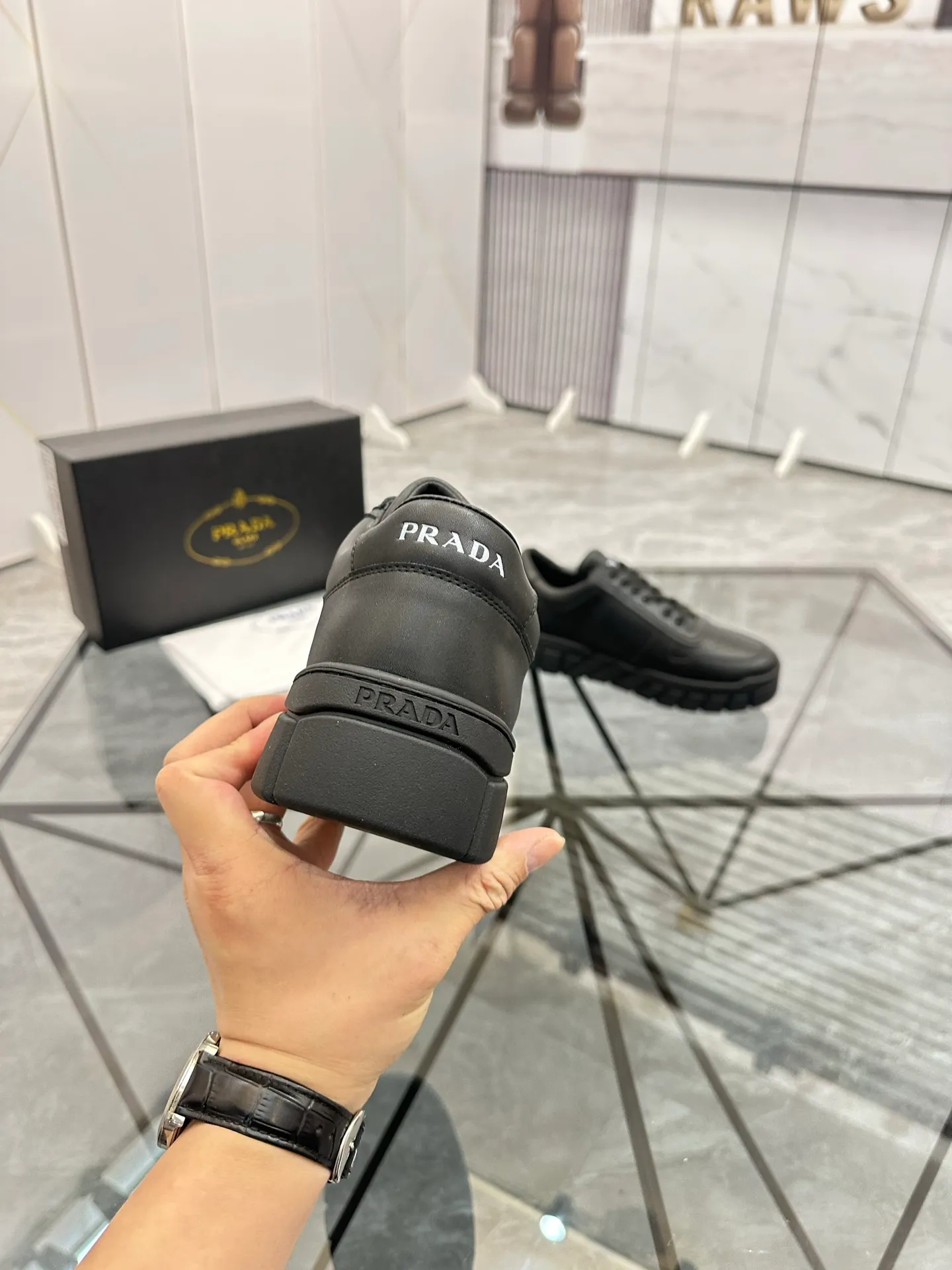 Men's shoes: 💰P420¥ Product trademark: Prada *"Prada*" low-top casual shoes Regular size: 38-44 (can be customized to 45) Product materials: imported cowhide upper, sheepskin lining, original outsole. Number: 020